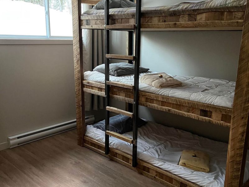 Fabrication de lits superposés en bois avec escalier